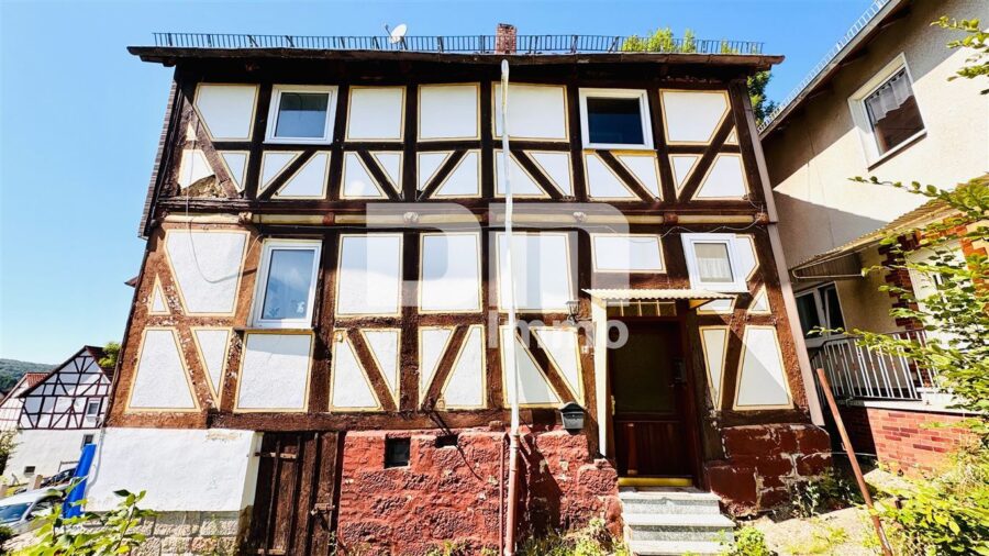 2 Einfamilienhäuser in gesuchter Wohnlage mit viel Potenzial zum Paketpreis - Frontansicht Haus Fachwerk